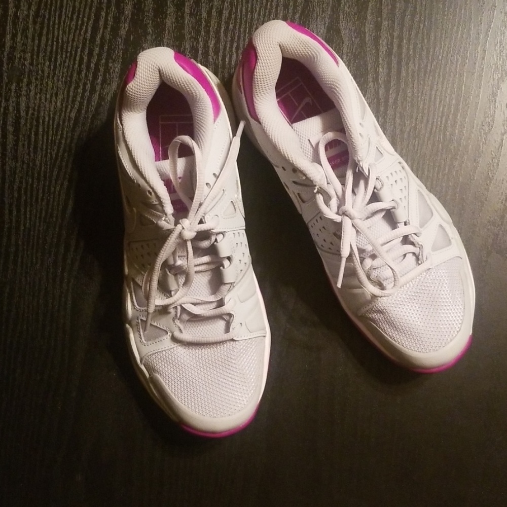 Nilke tennis shoes